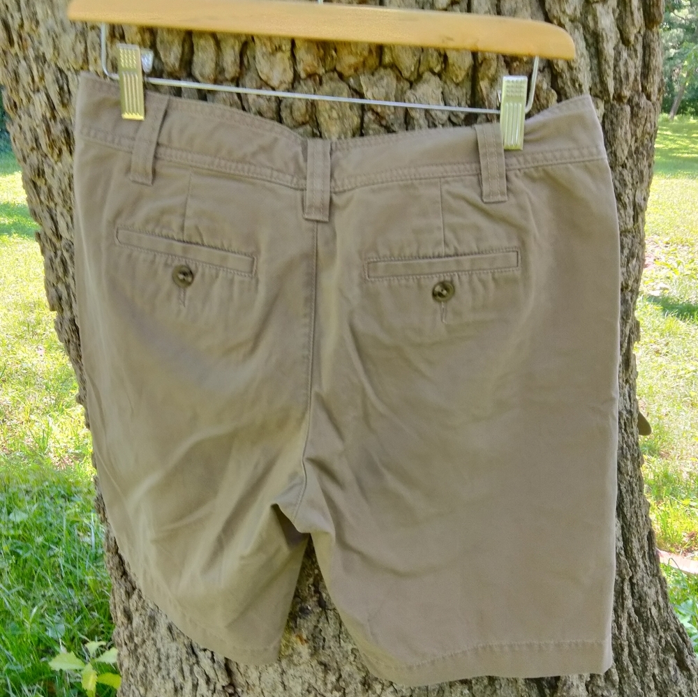 ⬇️ Price Drop!⬇️GAP Bermuda Shorts in size 6 - Picture 1 of 3